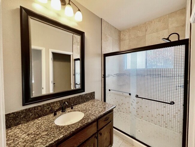 Building Photo - $3,500 Private pool, Solar Panels, 5 Bed, ...