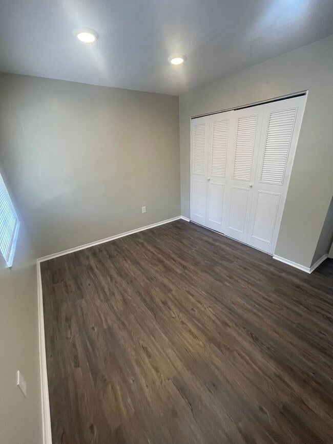 Building Photo - Recently Renovated 2 Bed, 1 Bath Condo for Lease NOW!