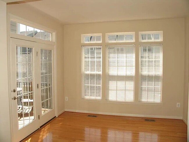 Building Photo - Beautiful townhome - 4BR, 2.5 Ba in a grea...
