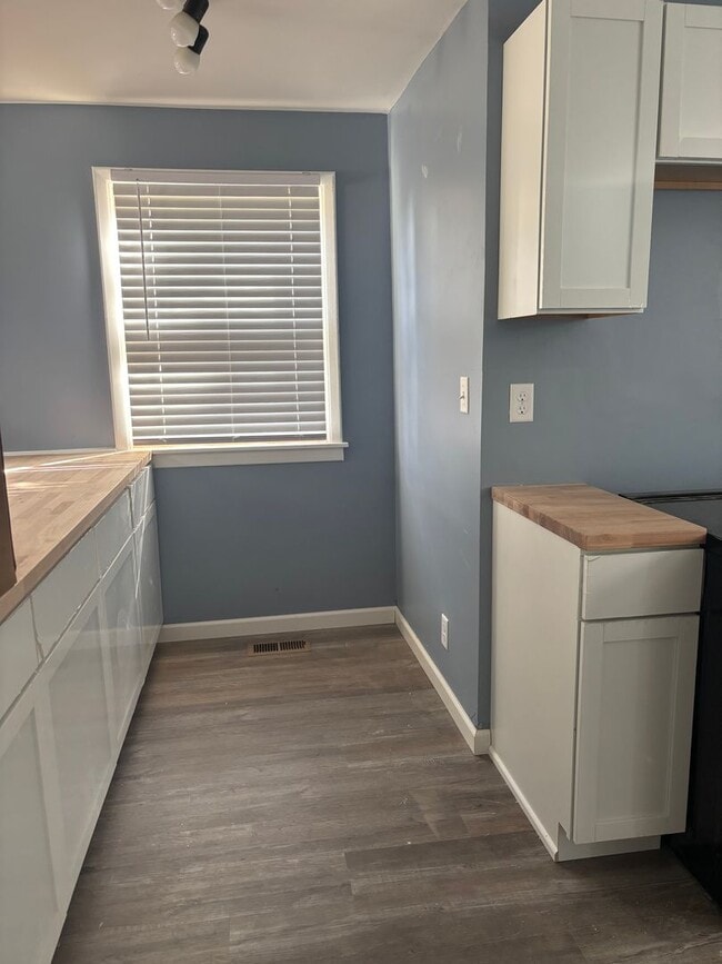 Building Photo - 2 Bedroom Home