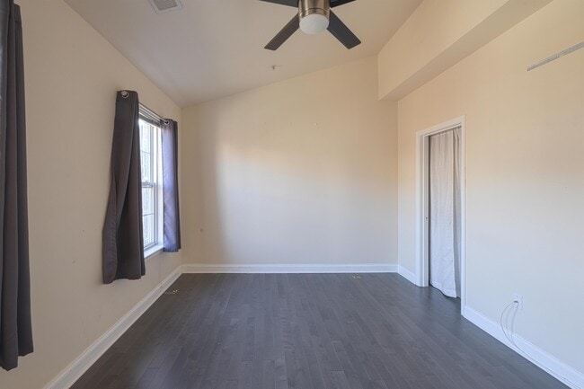 Building Photo - 904 Crestfield Dr