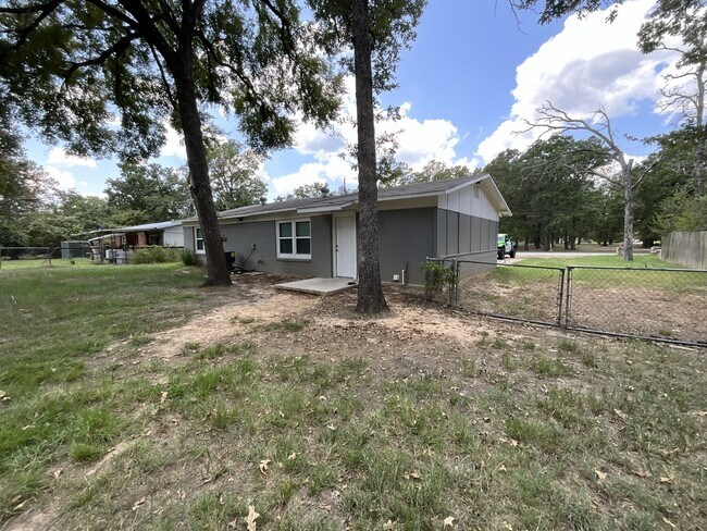 Building Photo - 608 N Cedar St