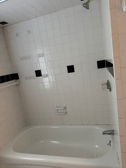 Full Bathroom - 476 E 33rd St