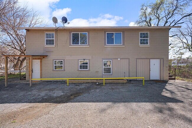 Building Photo - Fully renovated 1 bed, 1 bath apartments - Utilities Included