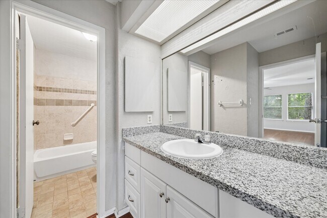 Building Photo - 2 Goldthread Ct