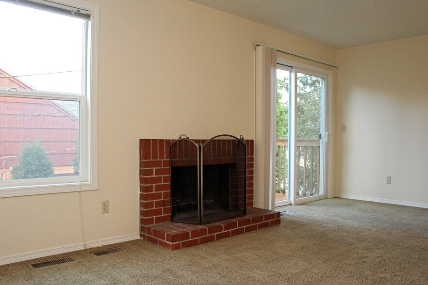 Building Photo - 3805-3805 SE Cesar Estrada Chavez Blvd