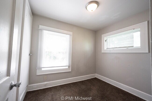 Building Photo - "Charming 3-Bed Duplex Gem in Indianapolis – Spacious 1300 Sq Ft Haven!"