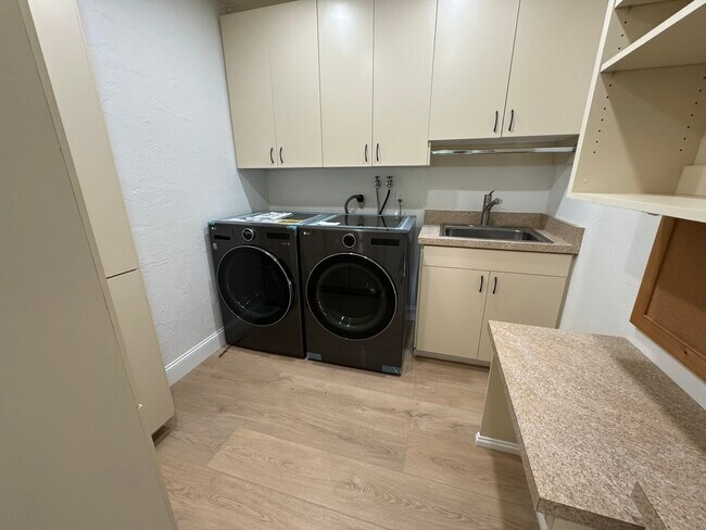 Building Photo - 5430 Sunny Ridge Pl