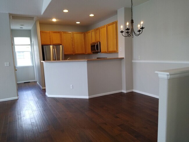 Building Photo - Stunning Highlands Ranch Townhome