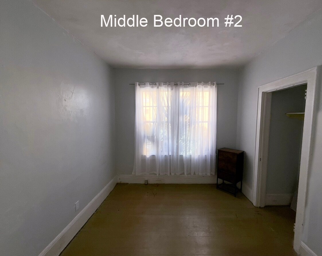 #2 XL / High ceiling Bedroom - 506 Silver Beach Ave