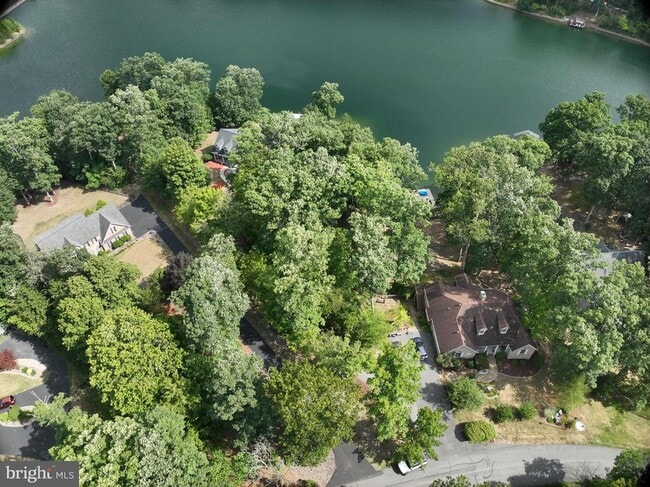 Building Photo - 202 Lakeside Loop