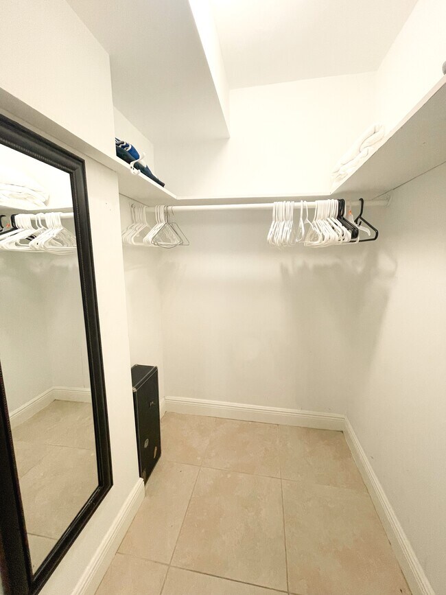 Closet - 16465 NE 22nd Ave