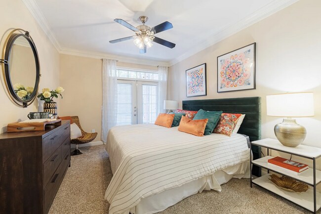 Building Photo - Quiet Luxury Living Just Mins from the Galleria!