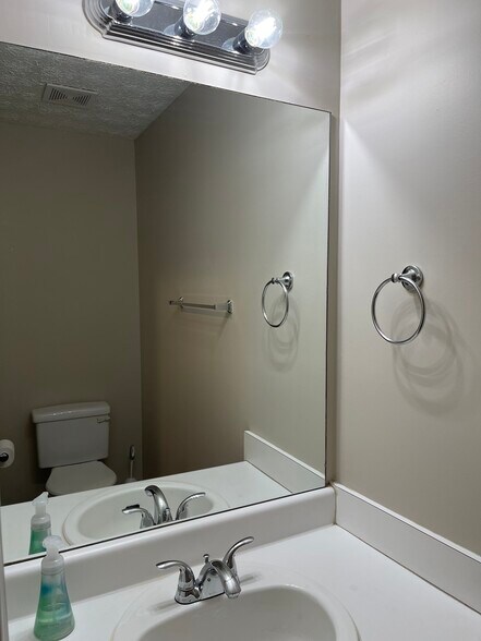 Building Photo - 641 Old Town Rd