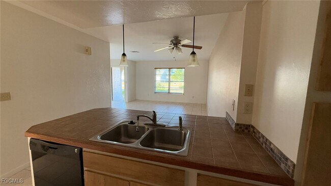 Building Photo - 2825 SW Santa Barbara Pl