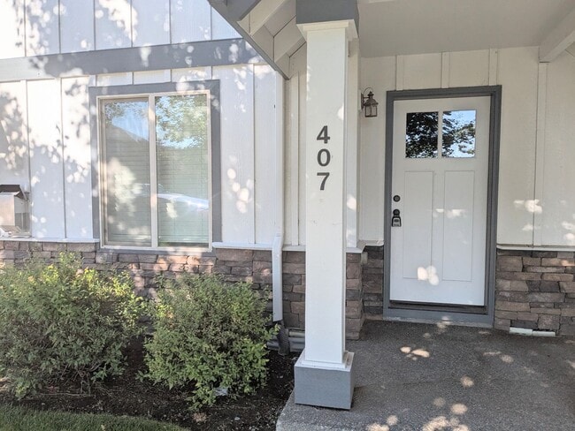 Primary Photo - Gorgeous 3x2 townhouse, single-car garage,...
