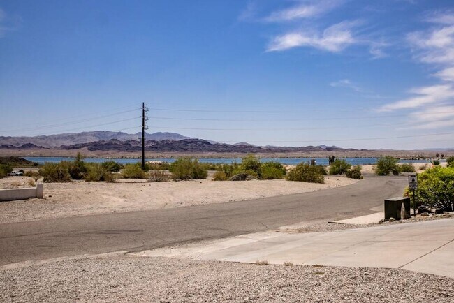 Building Photo - 4 Bedroom Pool Home Located Downtown