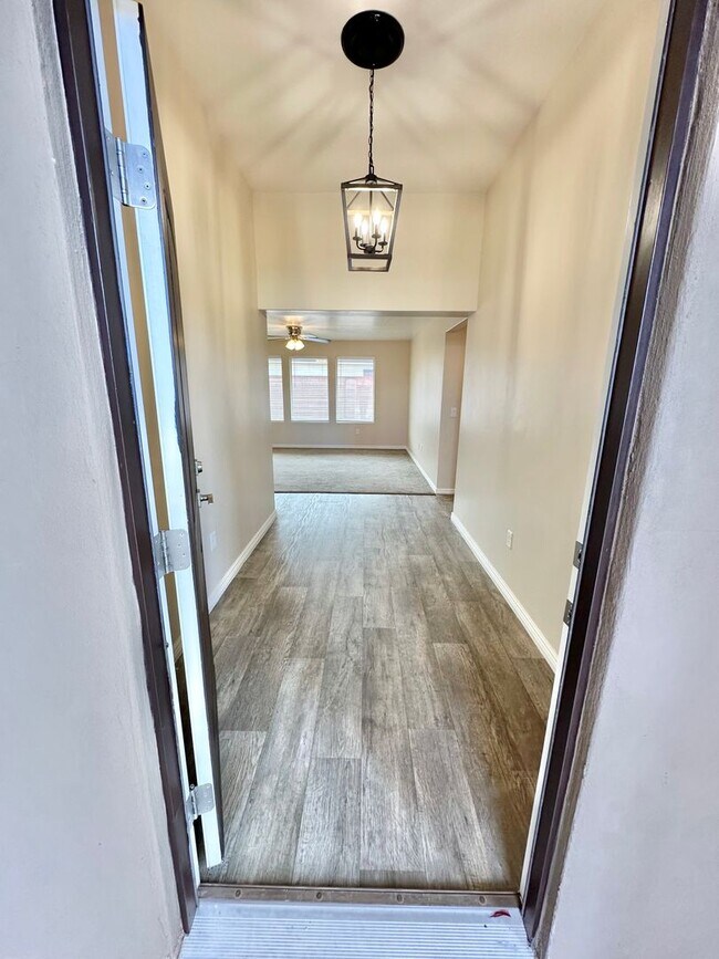 Building Photo - Desert Canyon Home!