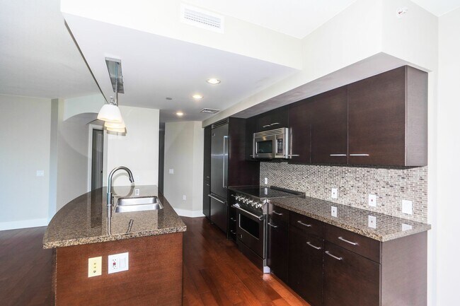 Building Photo - Allure Waikiki - 2 bedroom, 2 bath with 1 ...