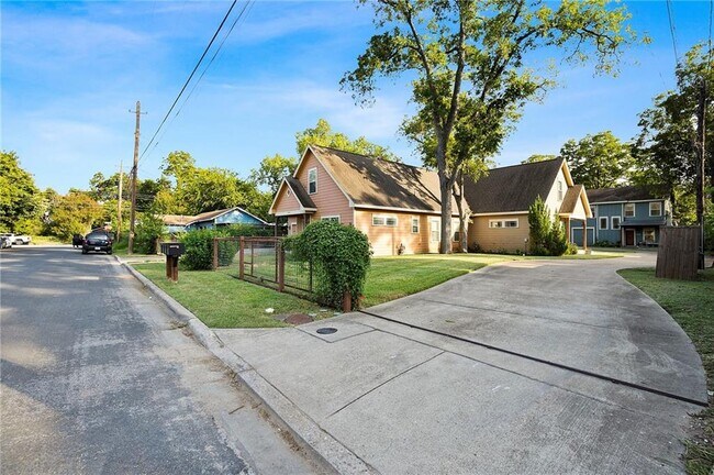 Building Photo - 3207 Holton St