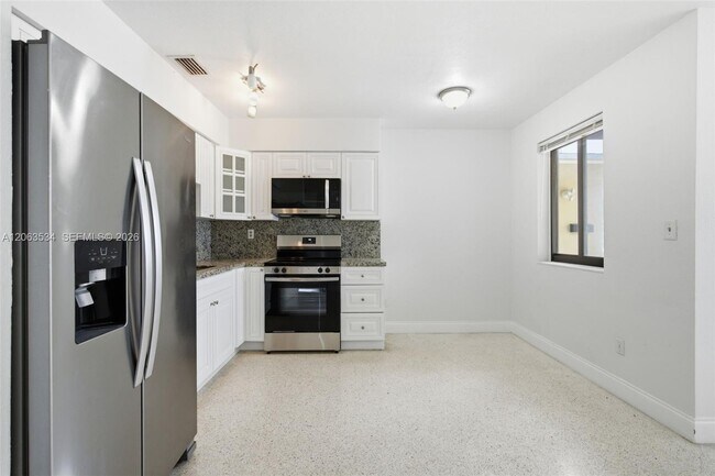 Building Photo - 2625 SW 29th Ave