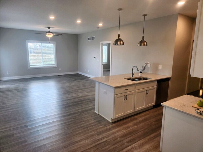 Building Photo - 2728 Yordi Dr