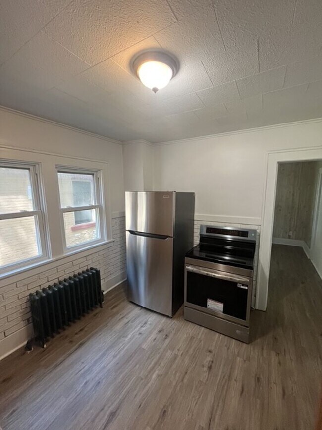 Building Photo - 3-Bed Home w/ Driveway & Enclosed Porches – Convenient Rochester Location