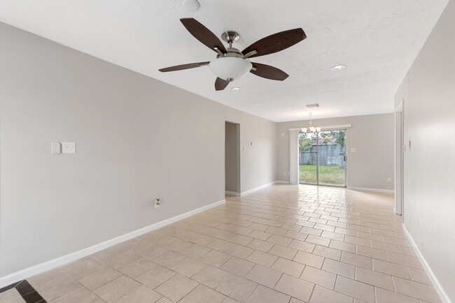 Building Photo - 743 Deercrest St