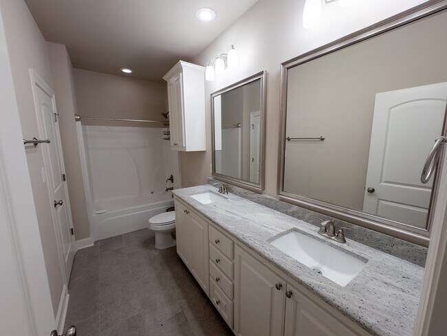 Building Photo - 2167 Shadowbrook Dr