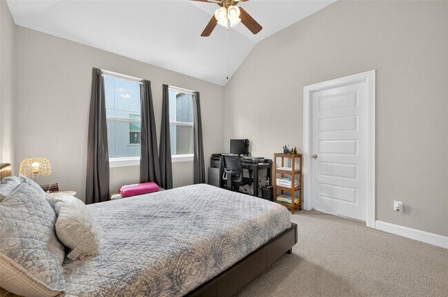 Building Photo - 11911 Briarwood Hill Way