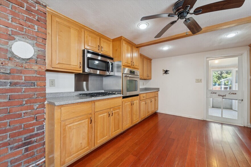 Building Photo - 742 E Park Ave