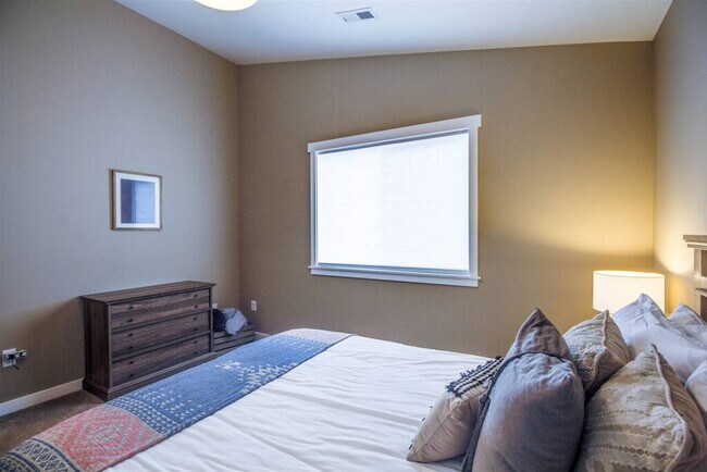 Building Photo - 525 SE Gleneden Place