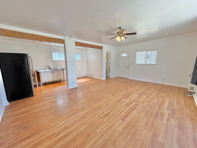 Building Photo - 256 W Valencia Ave