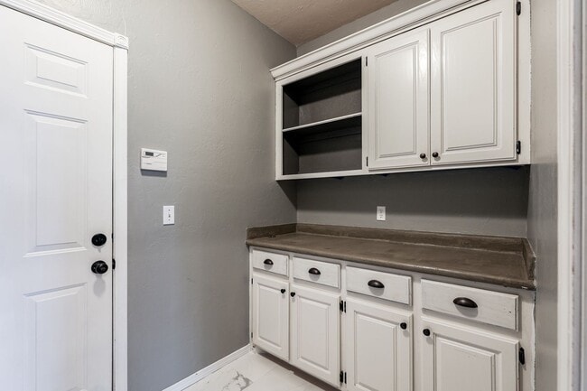 Building Photo - 1605 Silver Oak Dr