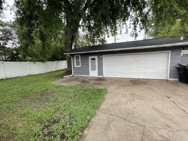 Building Photo - 4303 S 61st Ave