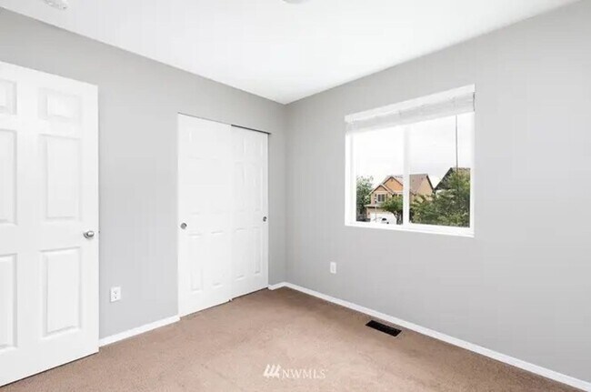 Building Photo - Move in ready home with 4 beds 2.5 bath and 3 car garage