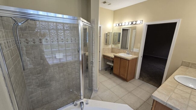 Building Photo - Bright + Spacious Home for Rent in West La...