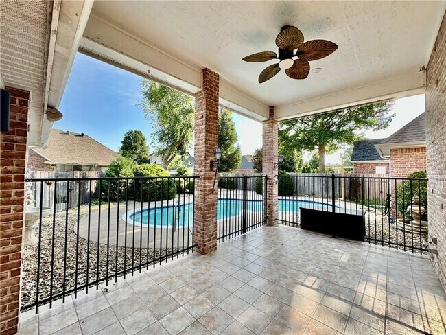 Building Photo - Prime Location 4 Bedroom 3 1/2 bath 2 garages!