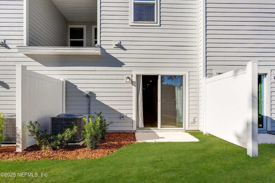 Building Photo - 550 Holly Lakes Dr