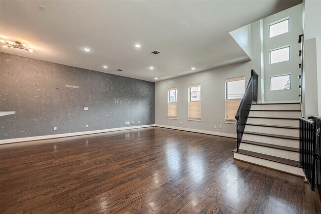 Building Photo - 2424 Hadley St