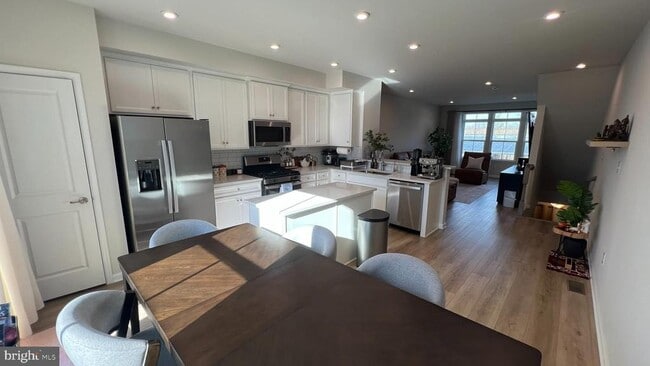 Building Photo - 11 Sidney Ln