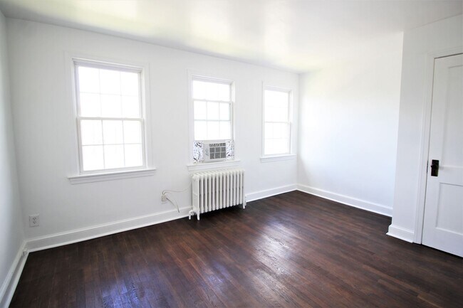 Building Photo - Townhouse Two Blocks to Braddock Rd Metro Station