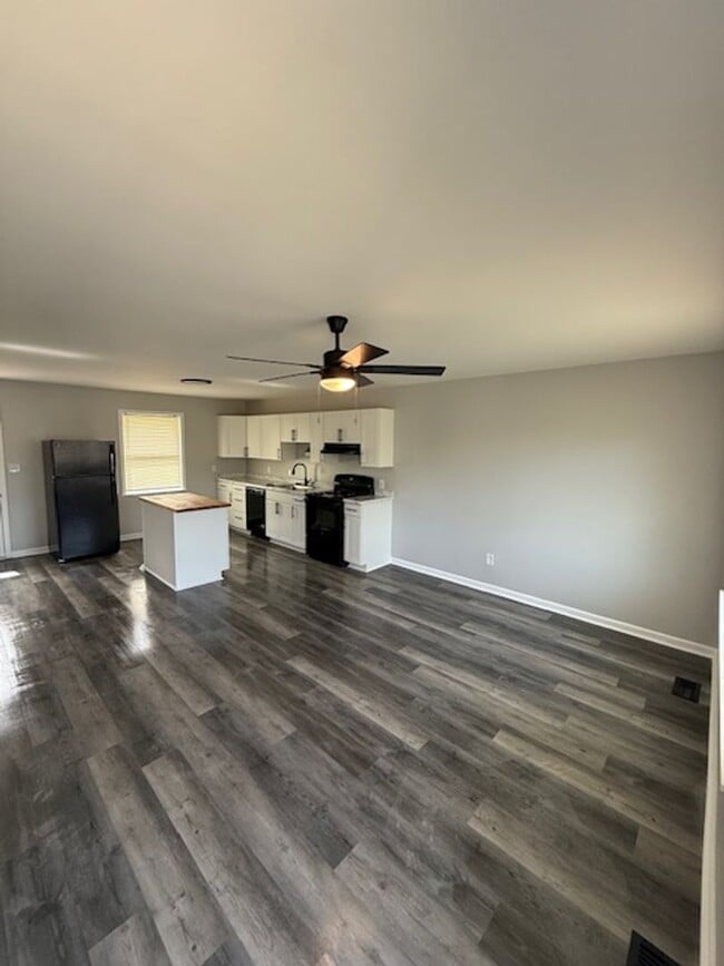 Building Photo - *JULY SPECIAL* Reduced Rent! Fully Renovat...
