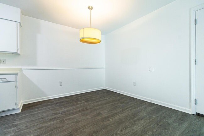 Building Photo - 1402 Camp Rd