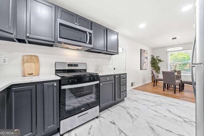 Building Photo - 801 N Evelyn Pl NW