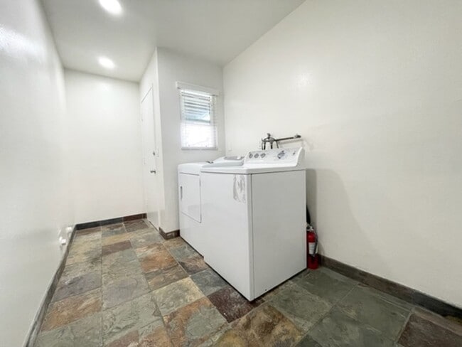 Building Photo - 3 bed 2 bath fully renovated apartment near Huntington Harbour