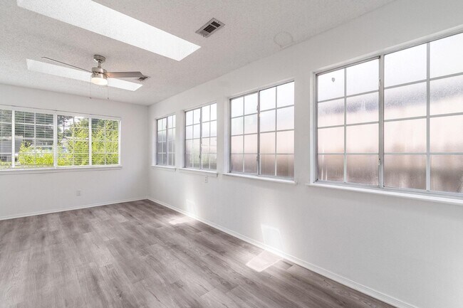 Building Photo - Spacious duplex in Fayetteville!
