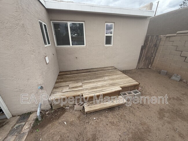 Building Photo - 704 La Poblana Rd NW