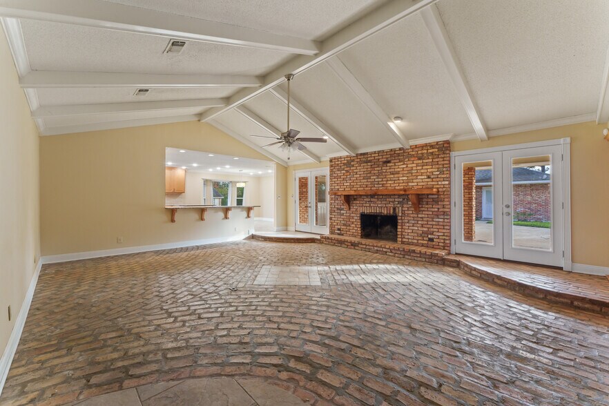 Building Photo - 601 Rue Cannes