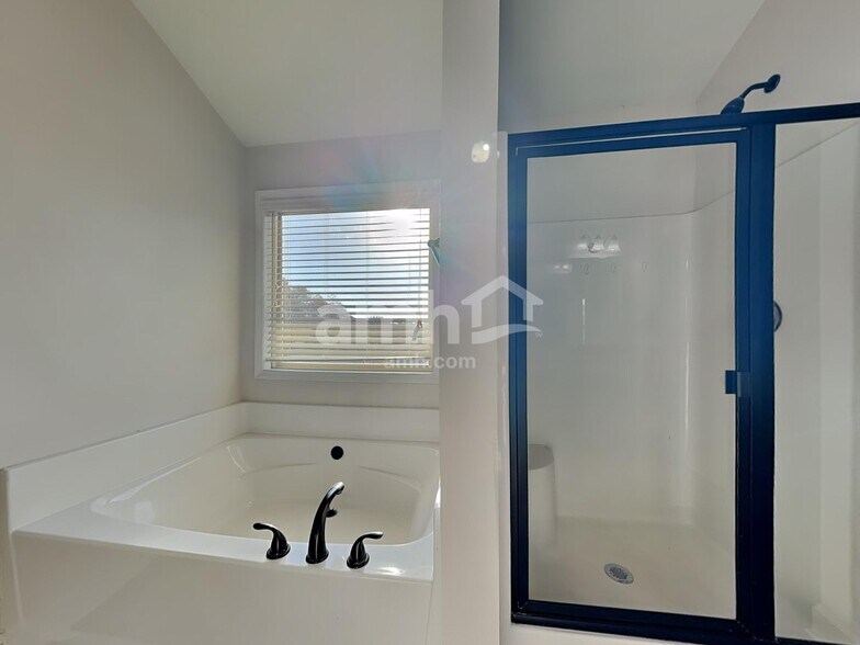 Building Photo - 2565 Dolostone Way